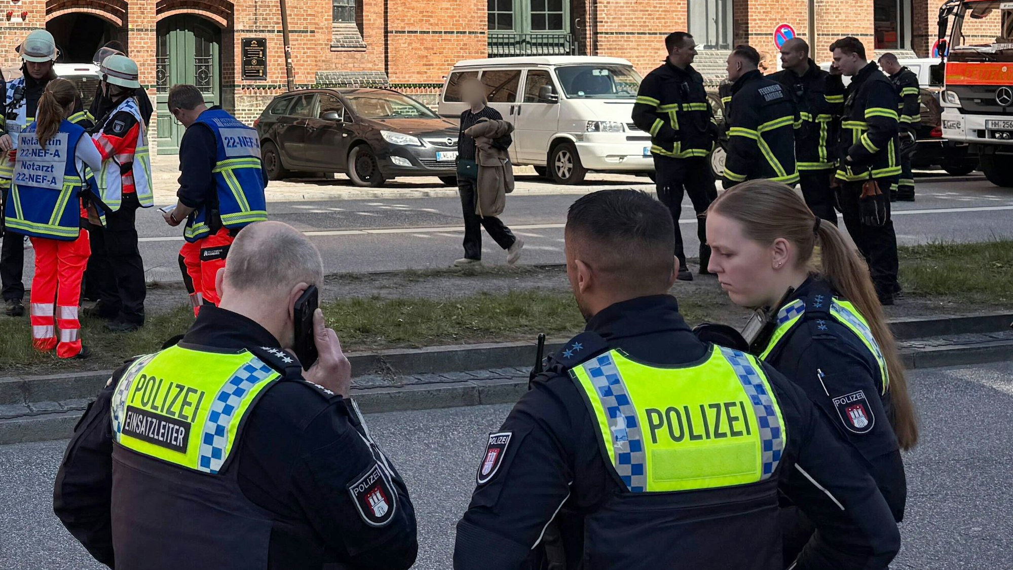 Helfer und Polizisten sind auf einer Straße am Miniatur Wunderland im Einsatz. Ein Unbekannter hat im Hamburger Miniatur Wunderland Reizgas versprüht.