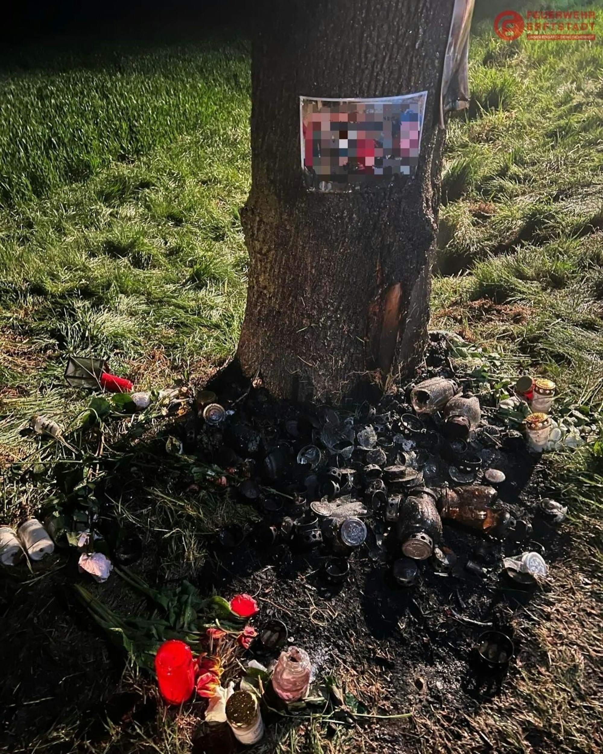 Auf dem Foto sind Kerzen an einem Baum zu sehen. Dort war ein 26-Jähriger verunglückt.