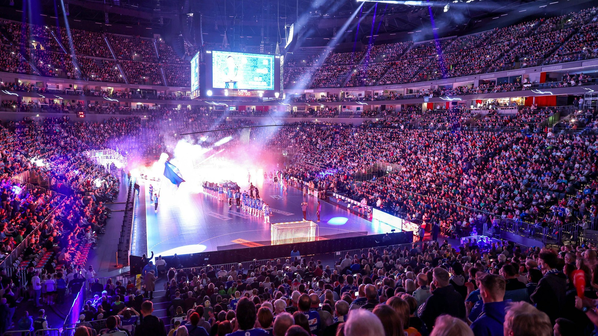 26.12.2024, Handball, 1. HBL, VfL Gummersbach - Füchse Berlin, Lanxess-Arena Köln: Feature Innenansicht Übersichtsbild Übersicht Zuschauer Besucher Zuschauerzahl Besucherzahl Ausverkauft Symbolbild Einlaufen Einlaufshow Sporthalle Sportstätte Handballarena Symbolfoto Nordrhein-Westfalen Deutschland *** 26 12 2024, Handball, 1 HBL, VfL Gummersbach Füchse Berlin, Lanxess Arena Cologne Feature Interior Overview Overview Spectator Spectator number Spectator number Sold out Symbol image Run-in Run-in show Sports hall Sports venue Handball arena Symbol photo North Rhine-Westphalia Germany