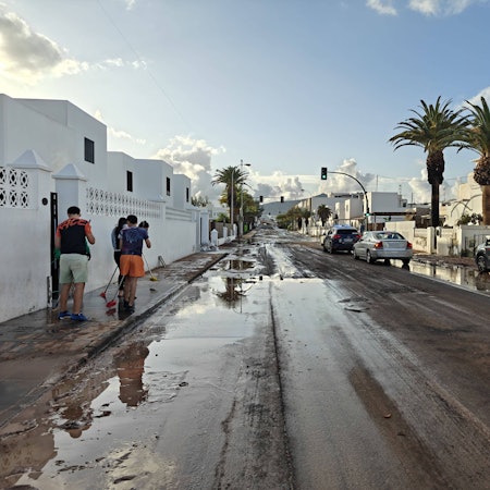 Nach dem schweren Unwetter auf Lanzarote sind viele Straßen mit einer Schlammdecke bedeckt.
