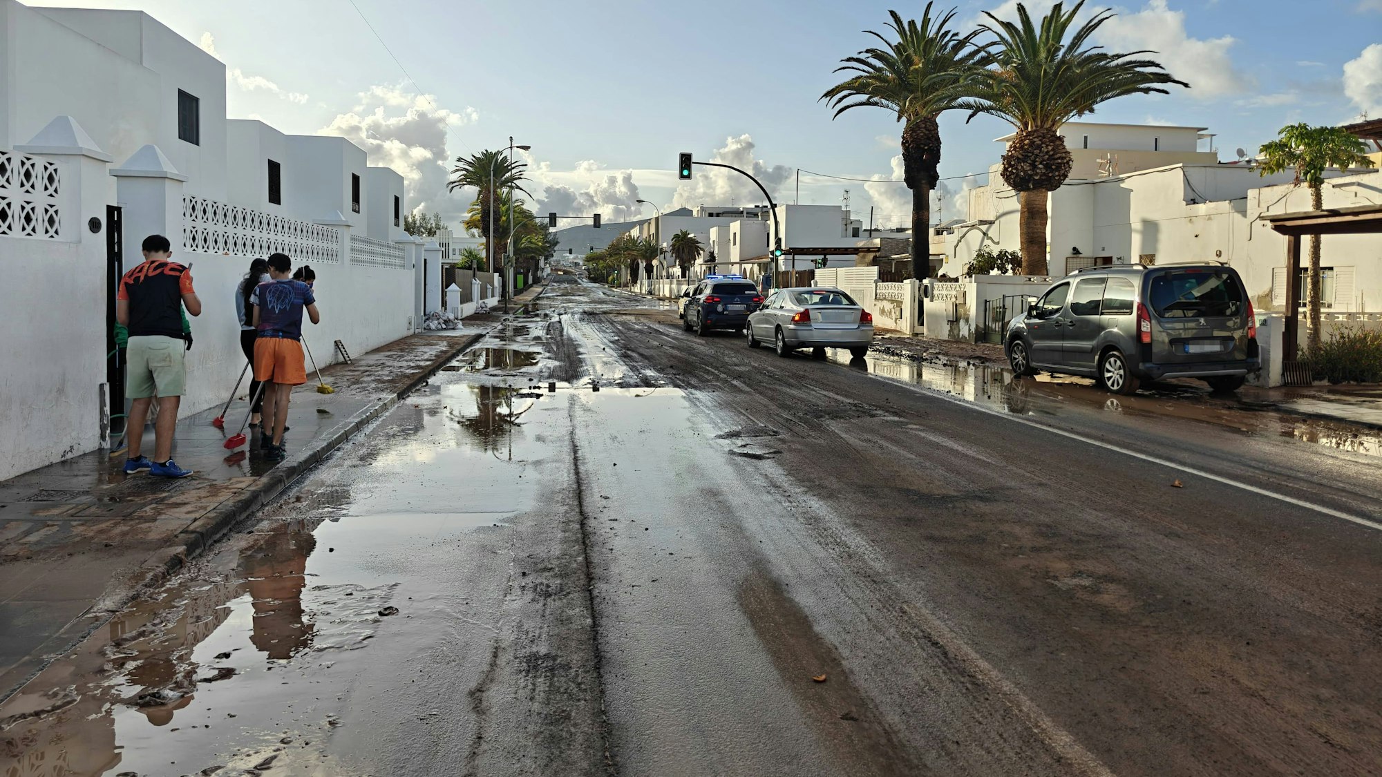 Nach dem schweren Unwetter auf Lanzarote sind viele Straßen mit einer Schlammdecke bedeckt.