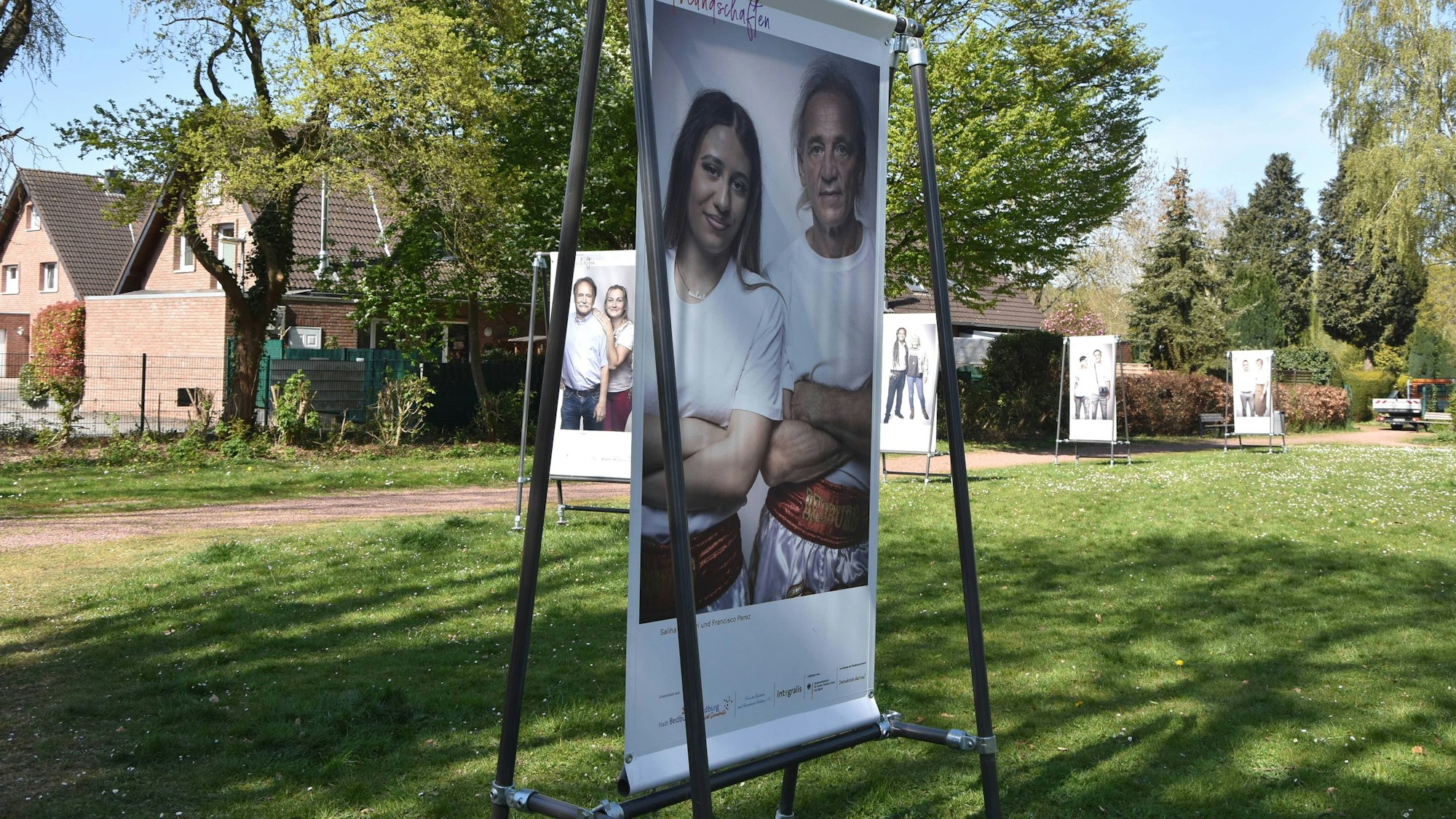 Im Park vor dem Agathator ist zurzeit die Open-Air-Ausstellung „Internationale Freundschaften“ zu sehen