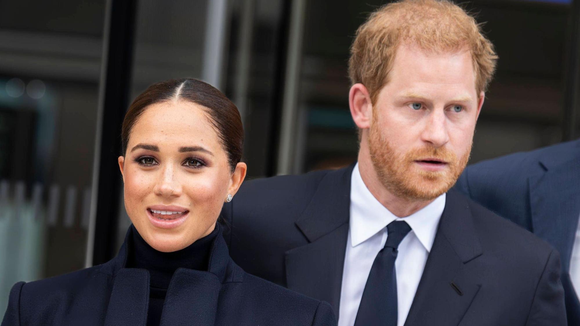 Herzogin Meghan und Prinz Harry posieren bei einem royalen Termin.