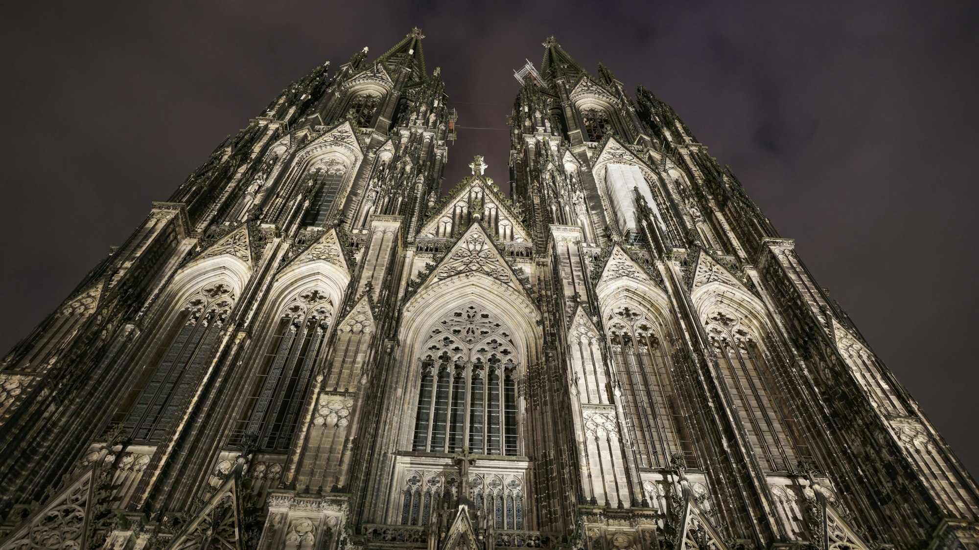 Die Polizei musste in der Nacht zum Sonntag zum Kölner Dom ausrücken. Eine Gruppe wurde beim Klettern in den Türmen der Kathedrale erwischt. (Symbolfoto)