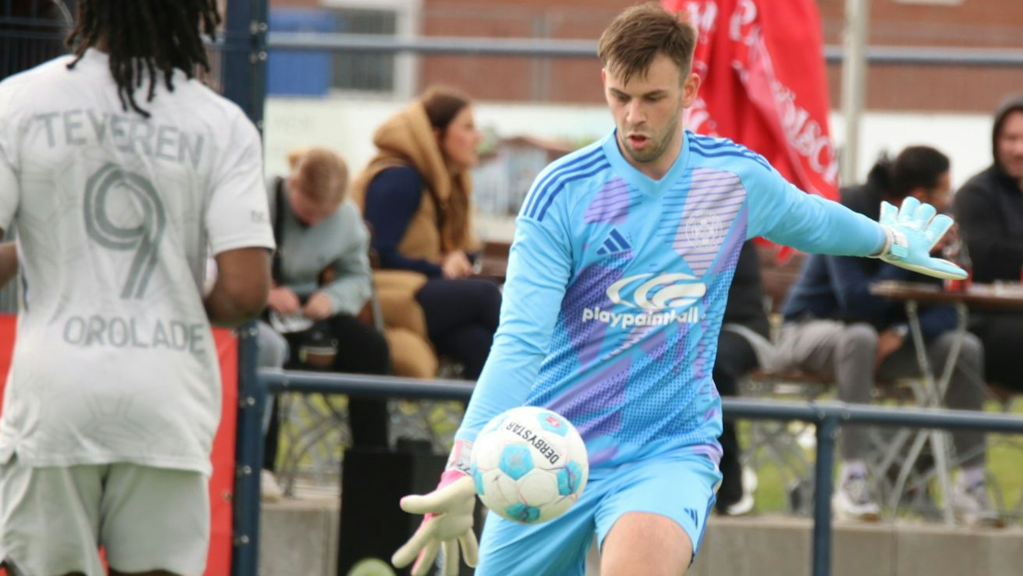 Torwart Julian Becker beim Abschlag.