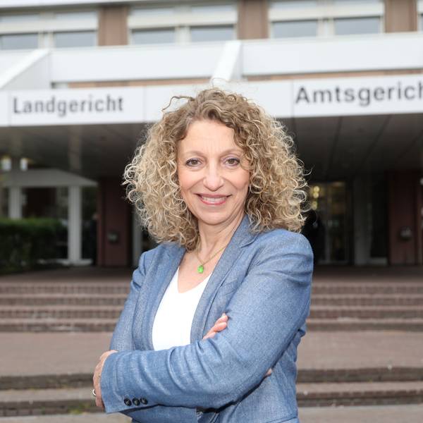 10.04.2025, Köln: TV-Staatsanwältin (RTL Strafgericht) und Strafverteidigerin Funda Bicakoglu. Foto: Arton Krasniqi