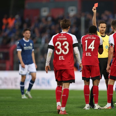 Enrique Lofolomo FC Viktoria Koeln erhaelt die rote Karte waehrend des Spiels der 3.Liga zwischen FC Viktoria Koeln und Arminia Bielefeld, Sportpark Hoehenberg am 13. April 2025 in Köln, Deutschland. Foto von Oliver Kaelke/DeFodi Images  Enrique Lofolomo FC Viktoria Koeln gets the red card during the 3.Liga match betweenFC Viktoria Koeln and Arminia Bielefeld at Sportpark Hoehenberg on April 13, 2025 in Cologne, Germany. Photo by Oliver Kaelke/DeFodi Images DFL regulations prohibit any use of photographs as image sequences and/or quasi-video. Photo by Oliver Kaelke/DeFodi Images *** Enrique Lofolomo FC Viktoria Koeln gets the red card during the 3 Liga match between FC Viktoria Koeln and Arminia Bielefeld, Sportpark Hoehenberg on April 13, 2025 in Cologne, Germany Photo by Oliver Kaelke DeFodi Images Enrique Lofolomo FC Viktoria Koeln gets the red card during the 3 Liga match betweenFC Viktoria Koeln and Arminia Bielefeld at Sportpark Hoehenberg on April 13, 2025 in Cologne, Germany Photo by Oliver Kaelke DeFodi Images DFL regulations prohibit any use of photographs as image sequences and or quasi video Photo by Oliver Kaelke DeFodi Images