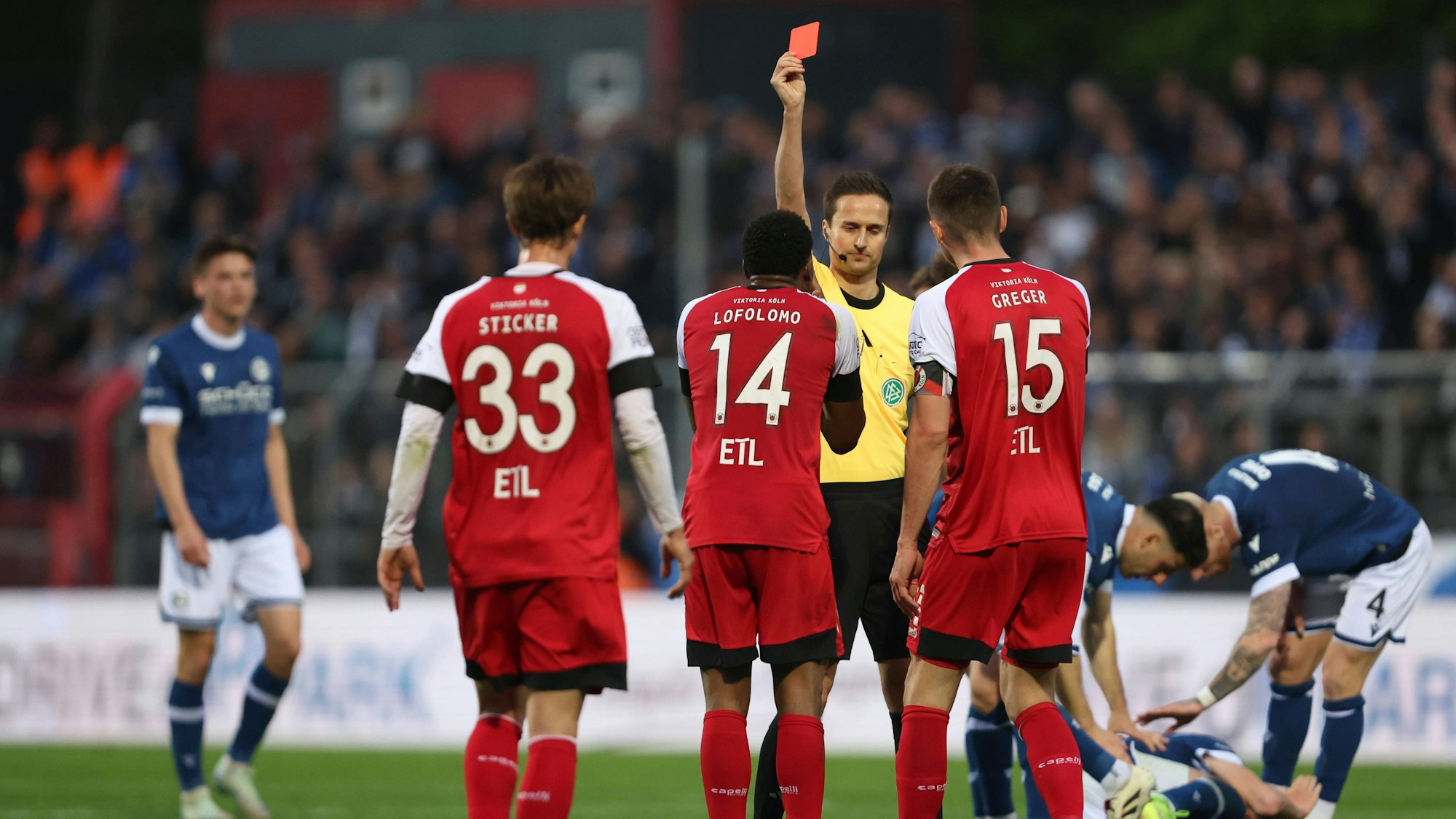 Enrique Lofolomo FC Viktoria Koeln erhaelt die rote Karte waehrend des Spiels der 3.Liga zwischen FC Viktoria Koeln und Arminia Bielefeld, Sportpark Hoehenberg am 13. April 2025 in Köln, Deutschland. Foto von Oliver Kaelke/DeFodi Images Enrique Lofolomo FC Viktoria Koeln gets the red card during the 3.Liga match betweenFC Viktoria Koeln and Arminia Bielefeld at Sportpark Hoehenberg on April 13, 2025 in Cologne, Germany. Photo by Oliver Kaelke/DeFodi Images DFL regulations prohibit any use of photographs as image sequences and/or quasi-video. Photo by Oliver Kaelke/DeFodi Images *** Enrique Lofolomo FC Viktoria Koeln gets the red card during the 3 Liga match between FC Viktoria Koeln and Arminia Bielefeld, Sportpark Hoehenberg on April 13, 2025 in Cologne, Germany Photo by Oliver Kaelke DeFodi Images Enrique Lofolomo FC Viktoria Koeln gets the red card during the 3 Liga match betweenFC Viktoria Koeln and Arminia Bielefeld at Sportpark Hoehenberg on April 13, 2025 in Cologne, Germany Photo by Oliver Kaelke DeFodi Images DFL regulations prohibit any use of photographs as image sequences and or quasi video Photo by Oliver Kaelke DeFodi Images