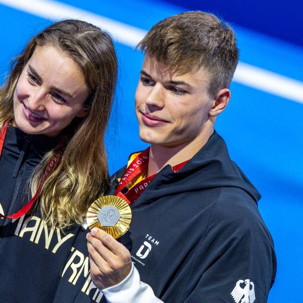 ARCHIV - 05.09.2024, Frankreich, Paris: Paralympics, Paris 2024, Schwimmen, Paris La Defense Arena, 100m Brust, Frauen SB12, Finale, Elena Semechin und Taliso Engel vom deutschen Para-Team feiern ihre Goldmedaillen. (zu dpa: «Para-Schwimmer und Rollstuhlbasketballer räumen ab») Foto: Jens Büttner/dpa +++ dpa-Bildfunk +++