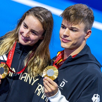 ARCHIV - 05.09.2024, Frankreich, Paris: Paralympics, Paris 2024, Schwimmen, Paris La Defense Arena, 100m Brust, Frauen SB12, Finale, Elena Semechin und Taliso Engel vom deutschen Para-Team feiern ihre Goldmedaillen. (zu dpa: «Para-Schwimmer und Rollstuhlbasketballer räumen ab») Foto: Jens Büttner/dpa +++ dpa-Bildfunk +++