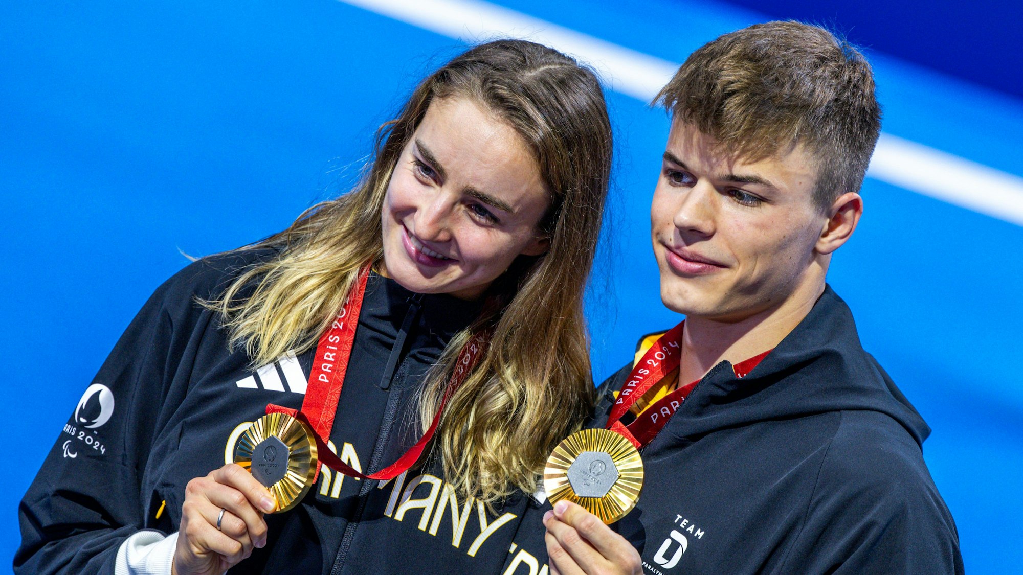 ARCHIV - 05.09.2024, Frankreich, Paris: Paralympics, Paris 2024, Schwimmen, Paris La Defense Arena, 100m Brust, Frauen SB12, Finale, Elena Semechin und Taliso Engel vom deutschen Para-Team feiern ihre Goldmedaillen. (zu dpa: «Para-Schwimmer und Rollstuhlbasketballer räumen ab») Foto: Jens Büttner/dpa +++ dpa-Bildfunk +++