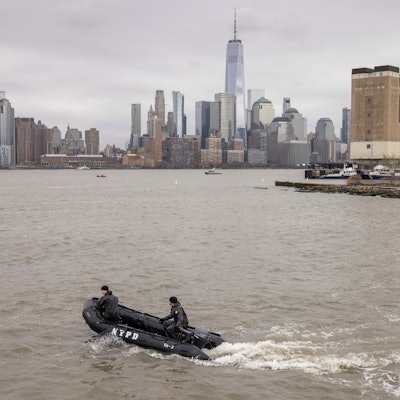 Ein Taucherteam der New Yorker Polizei sucht nach Trümmern an der Stelle, an der ein Rundflug-Hubschrauber am Vortag in den Hudson River in Jersey City, New Jersey, gestürzt ist.