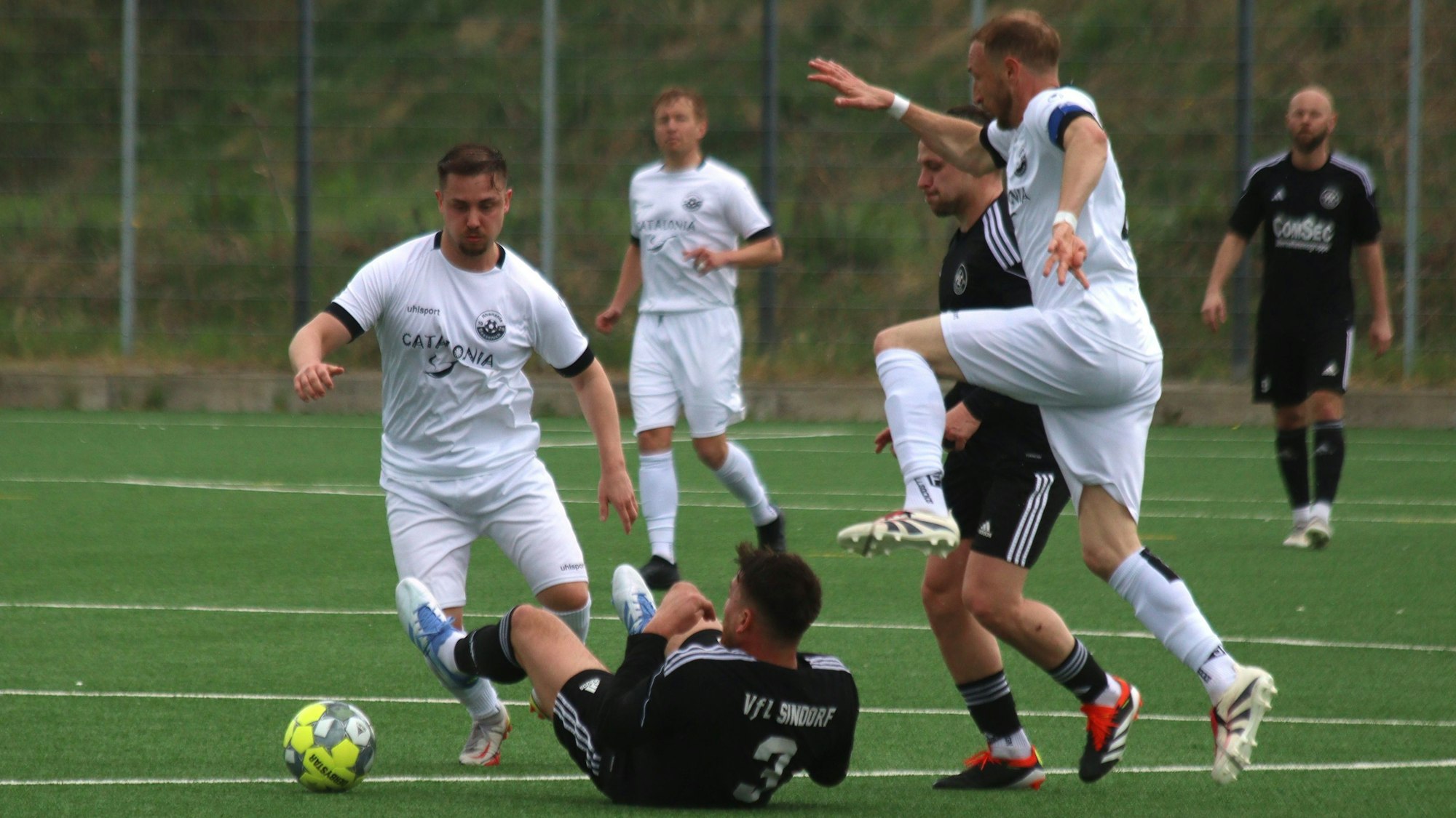 Burak Müjdeci hat den Ball, Moritz Hartmann springt über einen am Boden liegenden Gegenspieler.