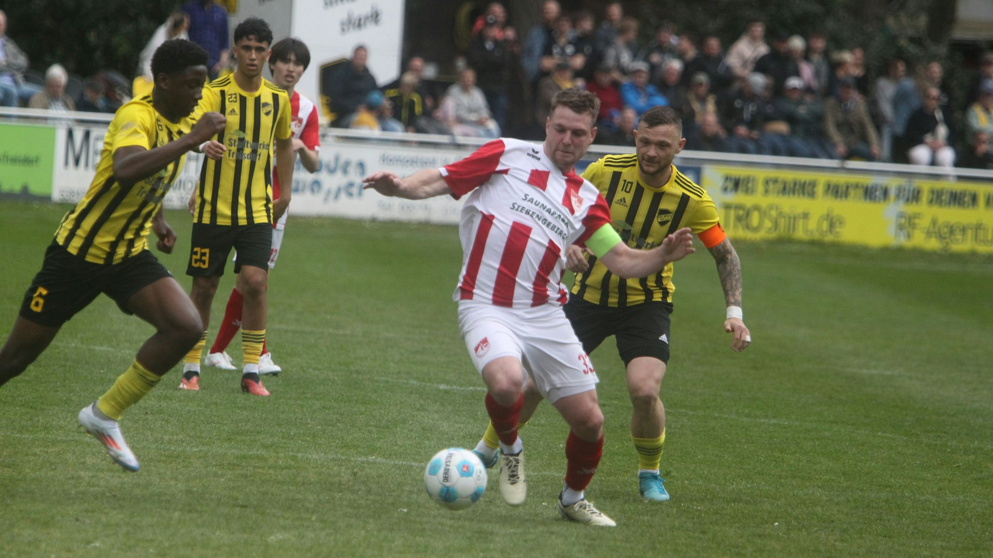 Kapitäne unter sich: Tim Becker (am Ball) vom TuS Oberpleis und Lukas Püttmann.