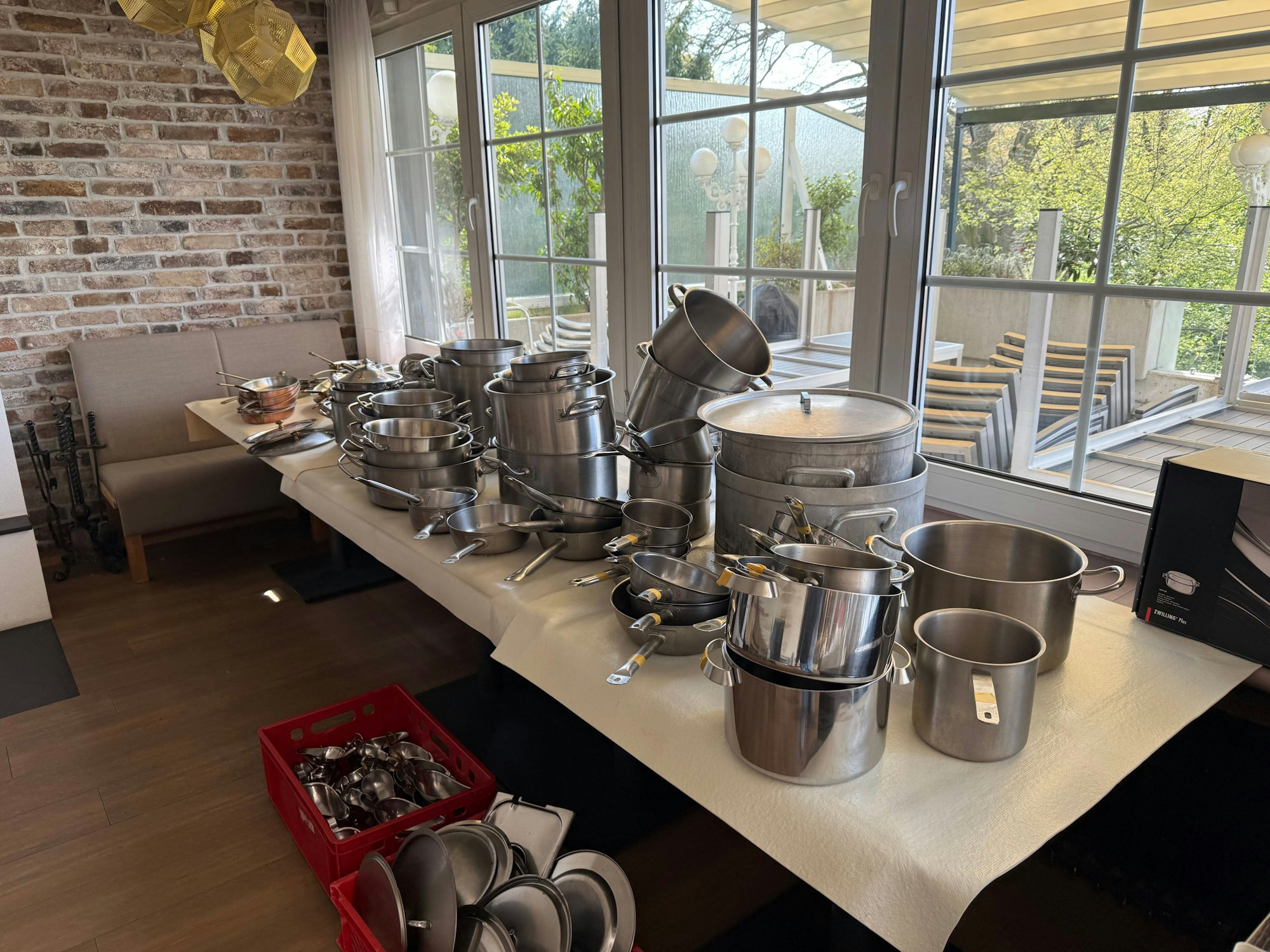 Die alten Töpfe stapeln sich auf den Tischen.