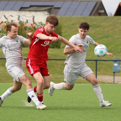 Julian Eversheim plustert die Backen auf, während er von einem Gegenspieler attackiert wird.