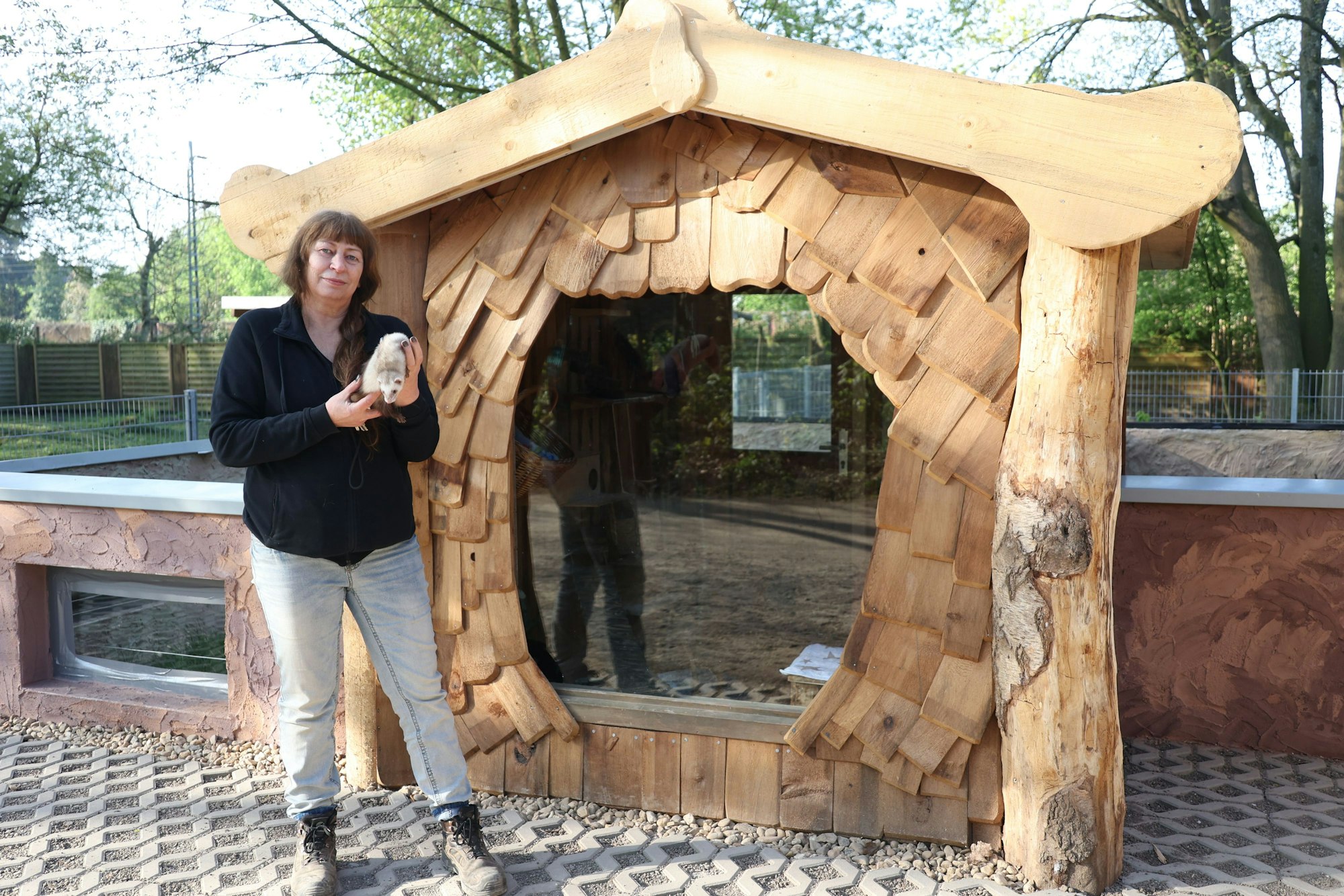 Leiterin Sabine Honnef vor dem neuen Frettchenhaus.