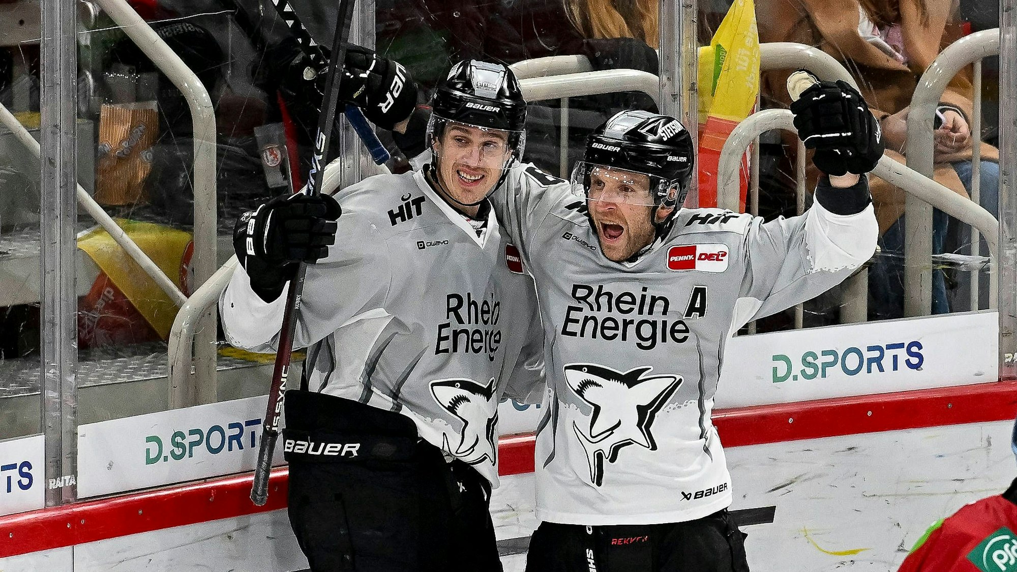Eishockey DEL - 24/25 - 39.. Spieltag: Düsseldorfer EG vs Kölner Haie am 24.01.2025 im PSD Bank Dome in Düsseldorf Torjubel bei Kölns Fredrick Storm Nr.19 und Kölns Louis-Marc Aubry Nr.15 nach dem 4:6 *** Ice Hockey DEL 24 25 39 Matchday Düsseldorfer EG vs Kölner Haie on 24 01 2025 at the PSD Bank Dome in Düsseldorf Goal celebration for Colognes Fredrick Storm No. 19 and Colognes Louis Marc Aubry No. 15 after the 4 6 WD