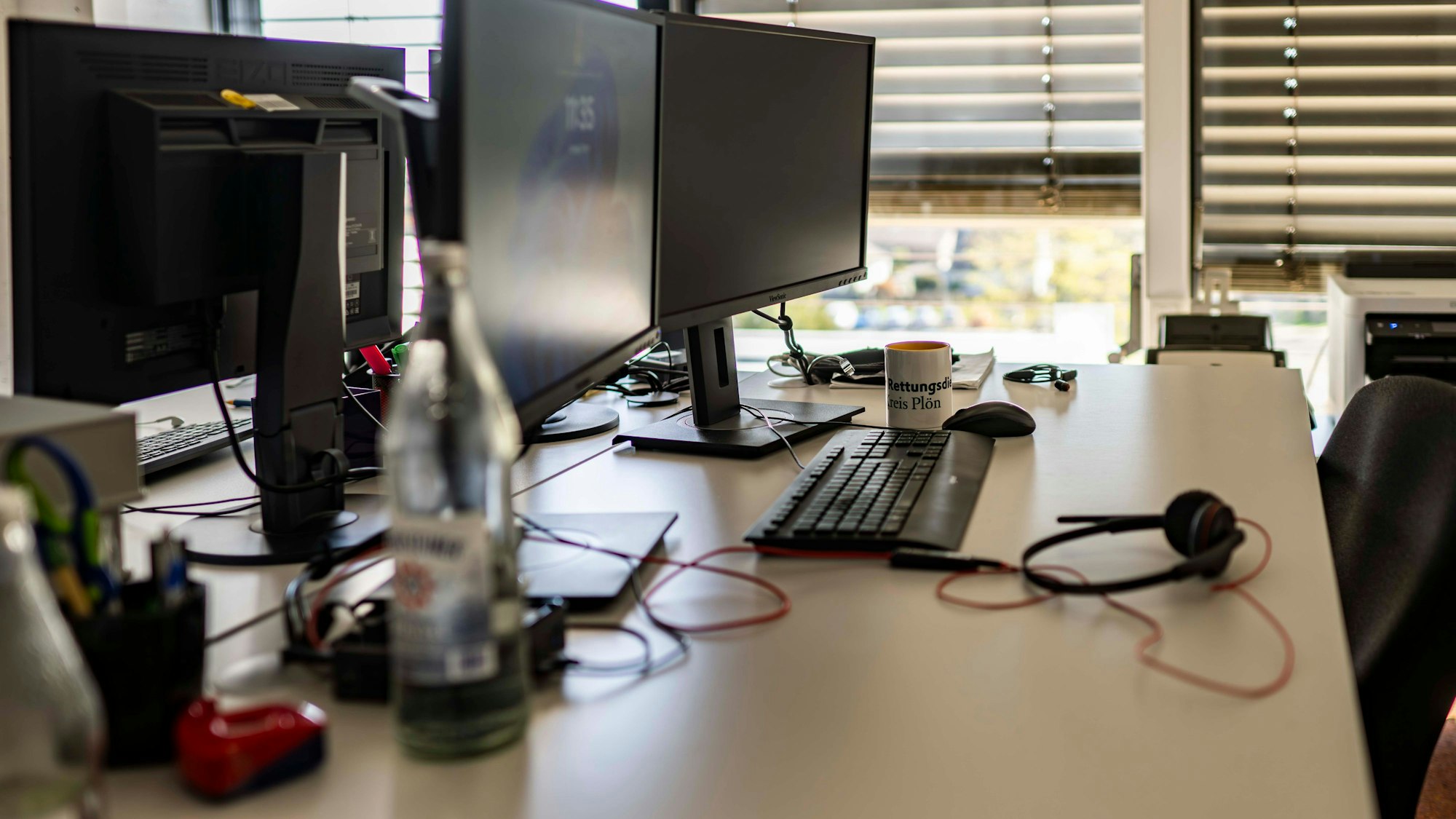 Das Bild zeigt einen verlassenen Schreibtisch in einer Verwaltung.