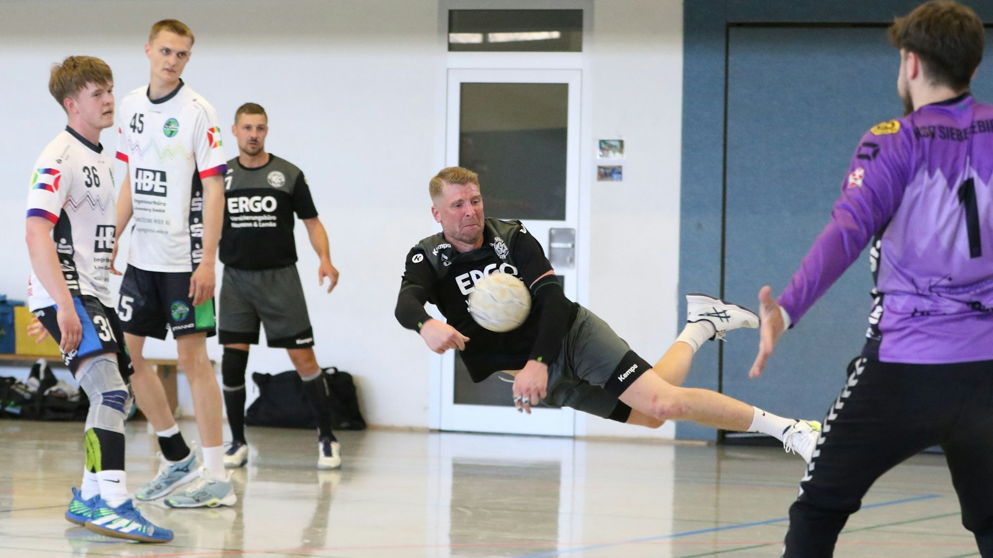 Kalls Dennis Krause liegt beim Wurf quer in der Luft.