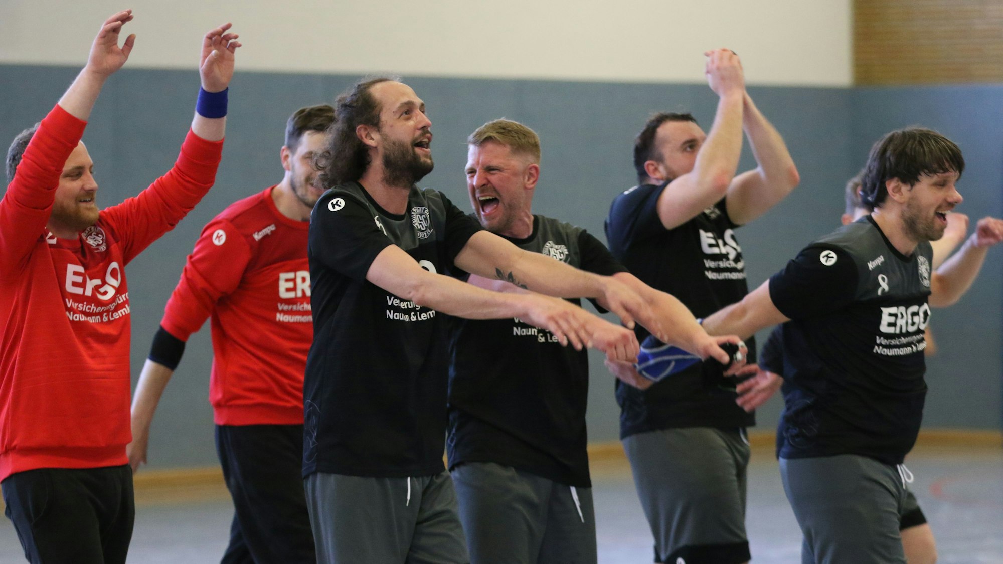 Kalls Spieler jubeln und reißen die Arme hoch.