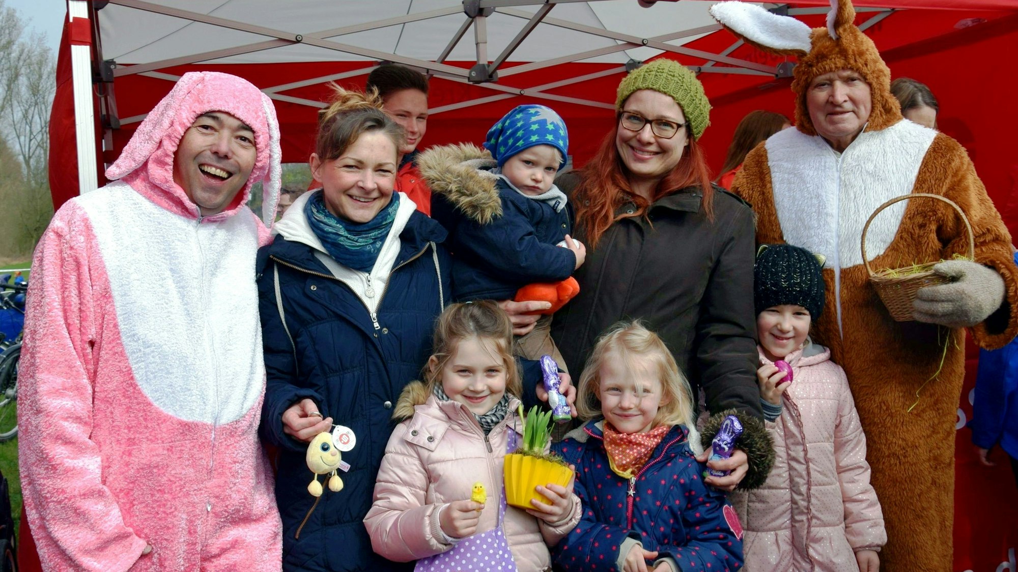 Der Verschönerungsverein Rheidt lädt zur Ostereiersuche am 21. April 2025 ein. Die VVR-Osterhasen Jürgen (l.) und Kurt (r.) freuen sich auf viele Besucher