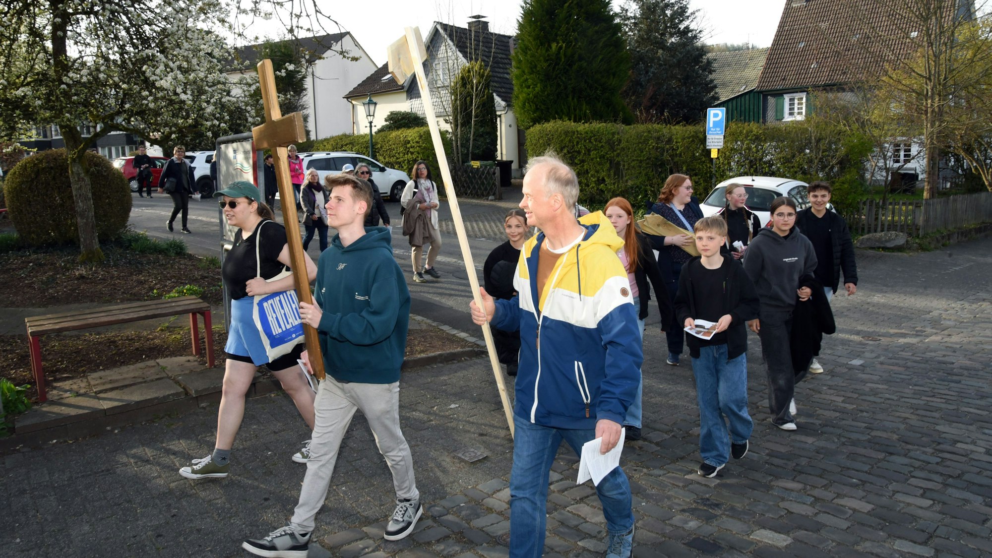 Das Foto zeigt Teilnehmer des Jugendkreuzweges.