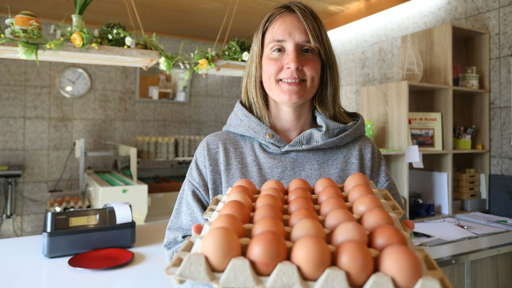 Daniela Leven vom Geflügelhof Krey in Königswinter-Oberpleis zeigt die Eier ihrer Hennen, die besonders vor Ostern begehrt sind.