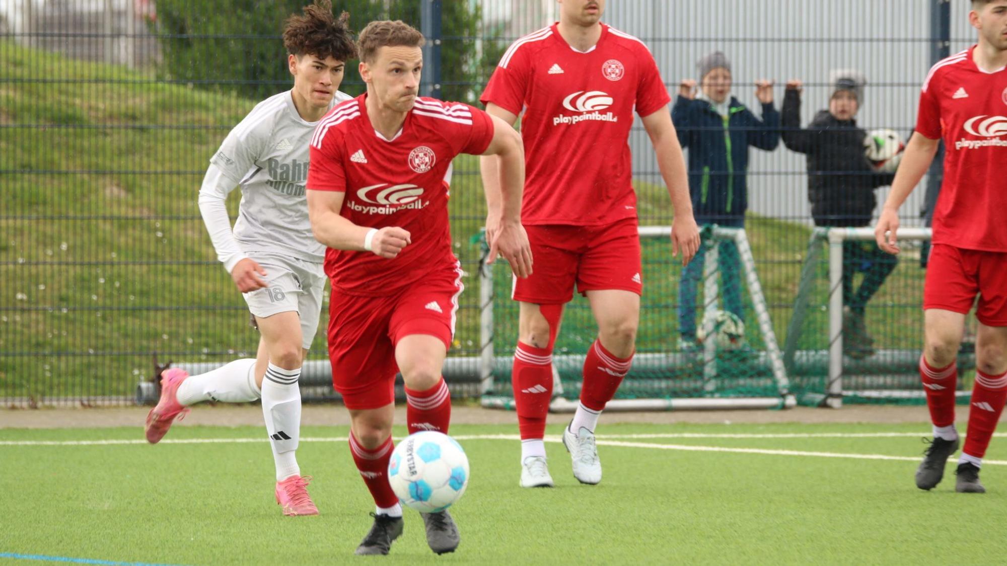 Thomas Leßenich führt den Ball und schaut sich um.