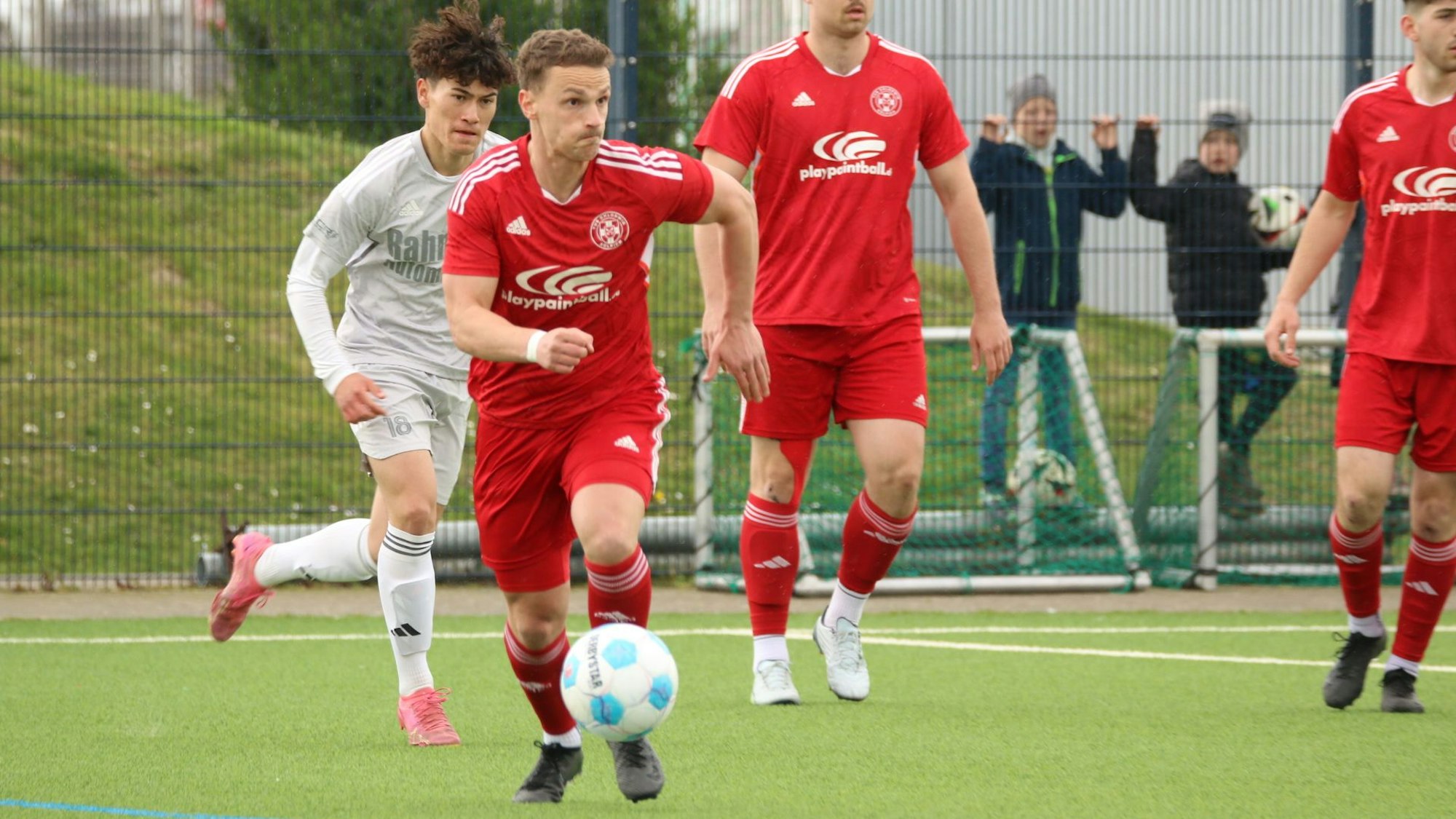 Thomas Leßenich führt den Ball und schaut sich um.