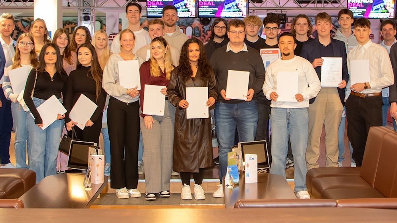 Gruppenfoto mit den Gewinnern des Planspiels bei der Siegerehrung.