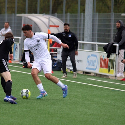 Jehon Vatovci legt den Ball an einem Sindorfer vorbei.