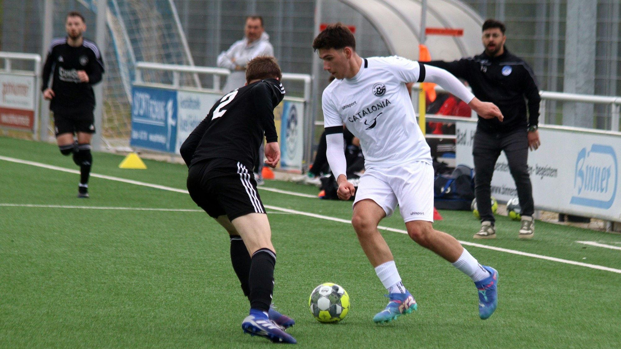 Jehon Vatovci legt den Ball an einem Sindorfer vorbei.