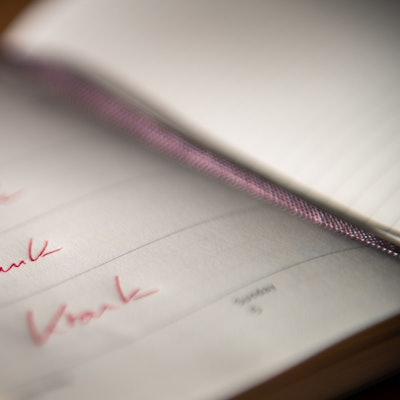 Das Bild zeigt ein Buch, in dem Tage mit „Krank“ gekennzeichnet sind.