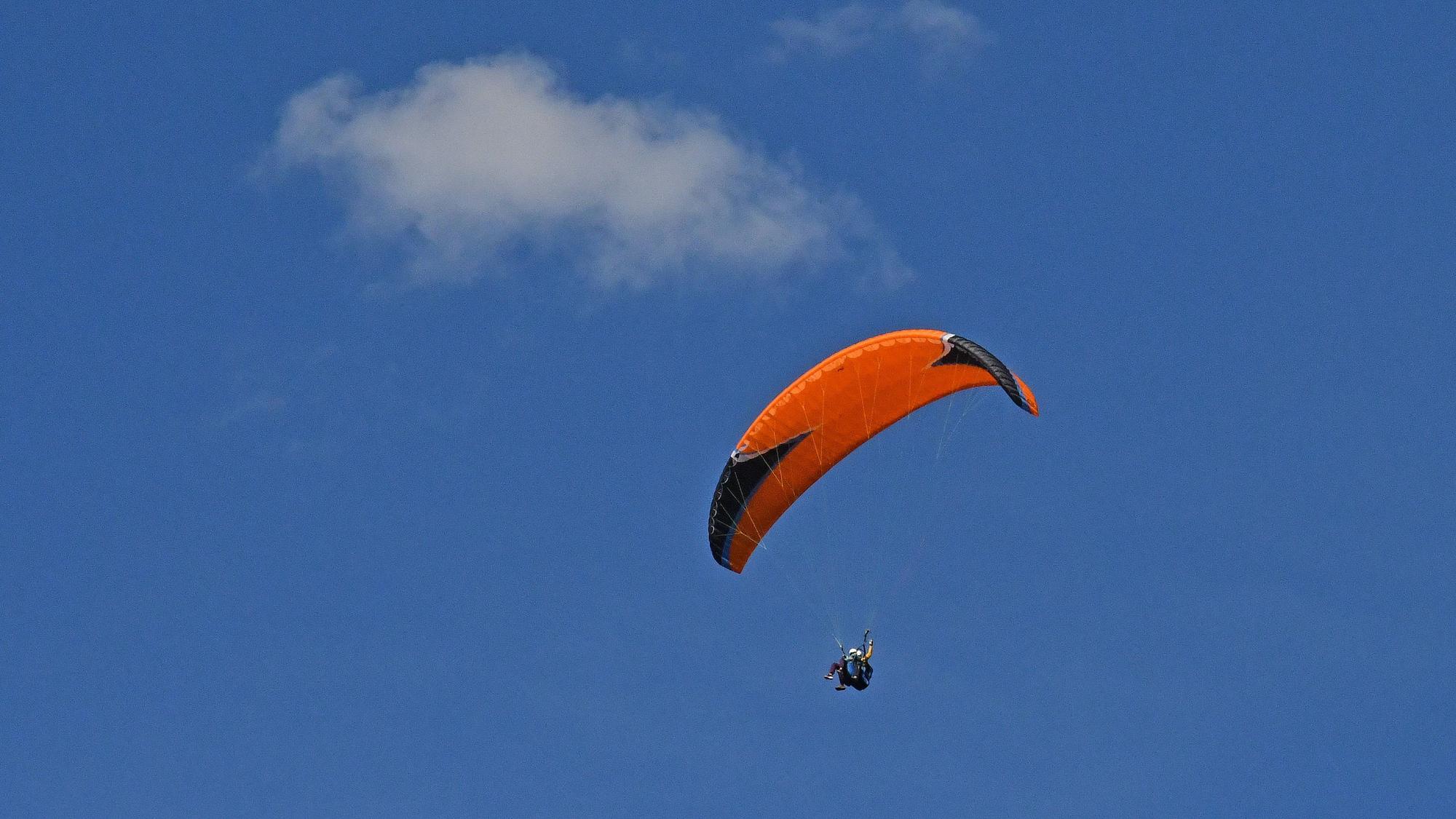 Ein Paragleiter in der Luft.