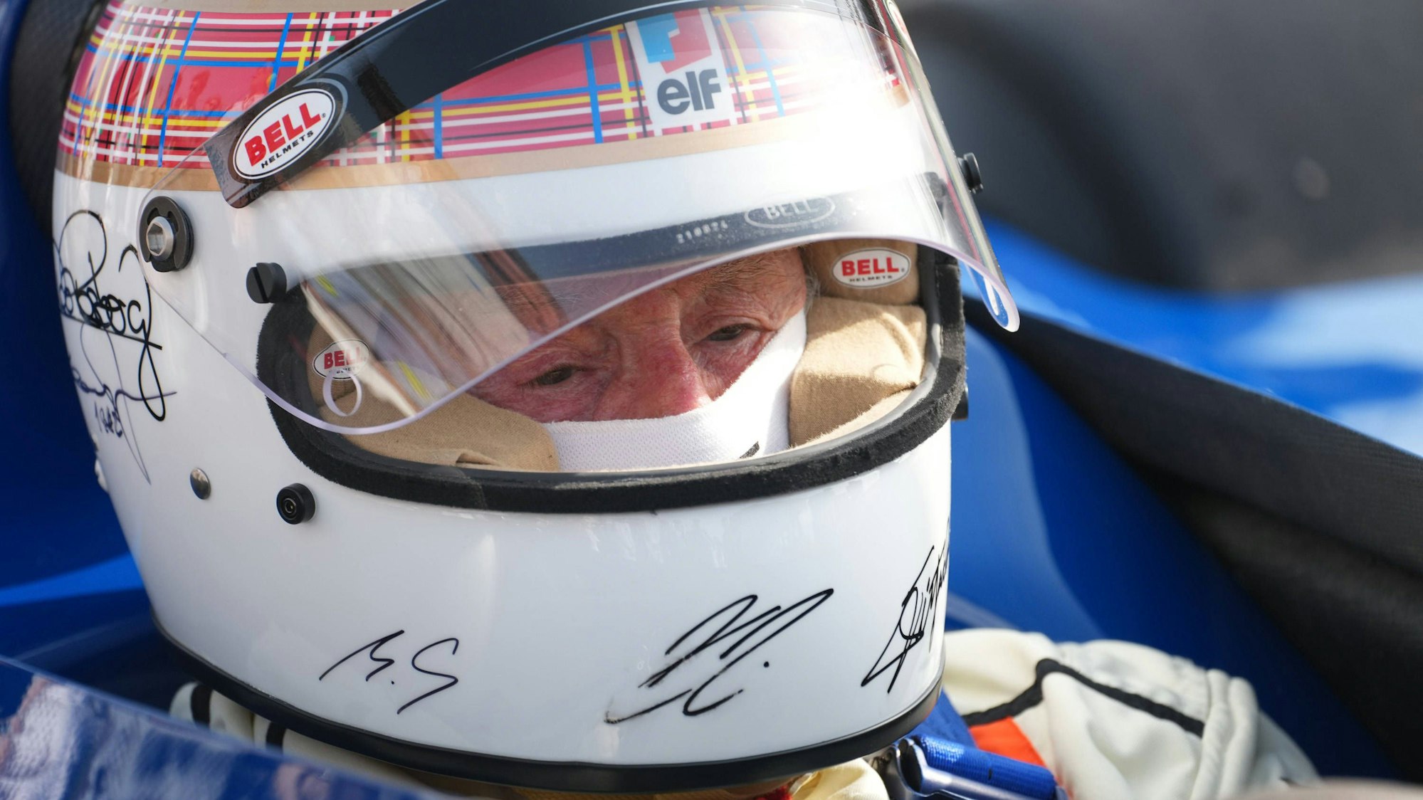 Der Helm mit dem für Jackie Stewart typischen Tartan-Muster.