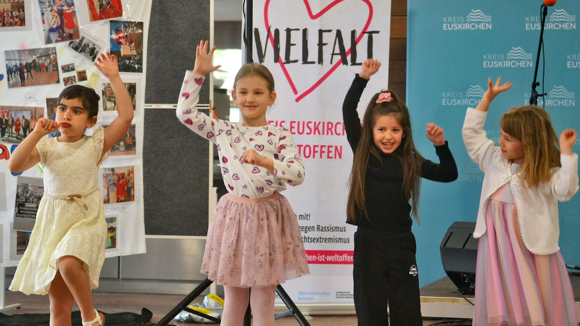 Das Bild zeigt Kinder, die tanzen.