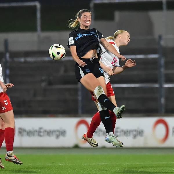 Fußball Google Pixel Frauen-Bundesliga Saison 2024/2025 8. Spieltag: 1. FC Köln - Bayer 04 Leverkusen am 01.11.2024 im Franz-Kremer-Stadion in Köln Adriana Achcinska 1. FC Köln , links - Karolina Lea Vilhjalmsdottir Bayer 04 Leverkusen , mitte - Anna Gerhardt 1. FC Köln , rechts DFB regulations prohibit any use of photographs as image sequences and/or quasi-video. Nordrhein-Westfalen Deutschland *** Soccer Google Pixel Womens Bundesliga Season 2024 2025 8 Matchday 1 FC Köln Bayer 04 Leverkusen on 01 11 2024 at Franz Kremer Stadium in Cologne Adriana Achcinska 1 FC Köln , left Karolina Lea Vilhjalmsdottir Bayer 04 Leverkusen , center Anna Gerhardt 1 FC Köln , right DFB regulations prohibit any use of photographs as image sequences and or quasi video Nordrhein Westfalen Germany