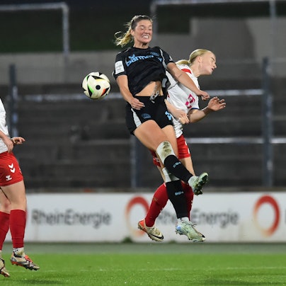 Fußball Google Pixel Frauen-Bundesliga Saison 2024/2025 8. Spieltag: 1. FC Köln - Bayer 04 Leverkusen am 01.11.2024 im Franz-Kremer-Stadion in Köln Adriana Achcinska  1. FC Köln , links - Karolina Lea Vilhjalmsdottir  Bayer 04 Leverkusen , mitte - Anna Gerhardt  1. FC Köln , rechts DFB regulations prohibit any use of photographs as image sequences and/or quasi-video. Nordrhein-Westfalen Deutschland *** Soccer Google Pixel Womens Bundesliga Season 2024 2025 8 Matchday 1 FC Köln Bayer 04 Leverkusen on 01 11 2024 at Franz Kremer Stadium in Cologne Adriana Achcinska 1 FC Köln , left Karolina Lea Vilhjalmsdottir Bayer 04 Leverkusen , center Anna Gerhardt 1 FC Köln , right DFB regulations prohibit any use of photographs as image sequences and or quasi video Nordrhein Westfalen Germany