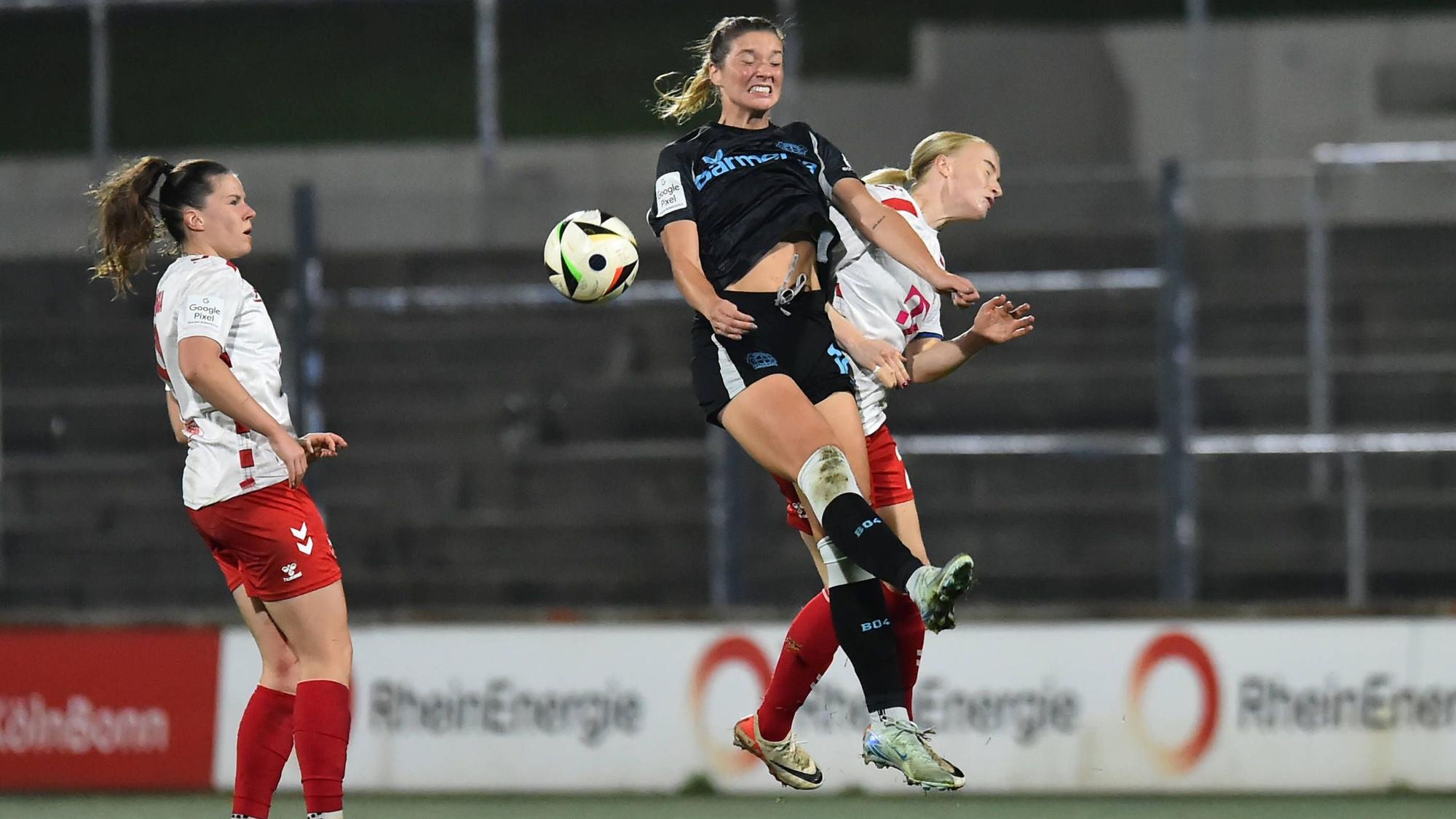Fußball Google Pixel Frauen-Bundesliga Saison 2024/2025 8. Spieltag: 1. FC Köln - Bayer 04 Leverkusen am 01.11.2024 im Franz-Kremer-Stadion in Köln Adriana Achcinska 1. FC Köln , links - Karolina Lea Vilhjalmsdottir Bayer 04 Leverkusen , mitte - Anna Gerhardt 1. FC Köln , rechts DFB regulations prohibit any use of photographs as image sequences and/or quasi-video. Nordrhein-Westfalen Deutschland *** Soccer Google Pixel Womens Bundesliga Season 2024 2025 8 Matchday 1 FC Köln Bayer 04 Leverkusen on 01 11 2024 at Franz Kremer Stadium in Cologne Adriana Achcinska 1 FC Köln , left Karolina Lea Vilhjalmsdottir Bayer 04 Leverkusen , center Anna Gerhardt 1 FC Köln , right DFB regulations prohibit any use of photographs as image sequences and or quasi video Nordrhein Westfalen Germany