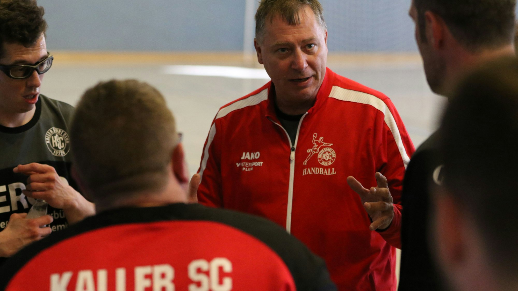 Kalls Trainer gibt der Mannschaft Anweisungen.