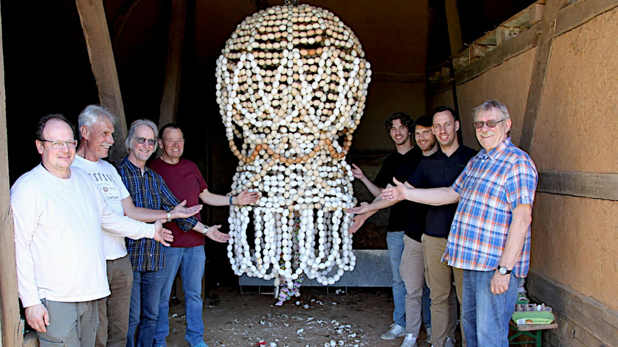 Das Bild zeigt einige Männer, die an der fertig restaurierten Eierkrone stehen.