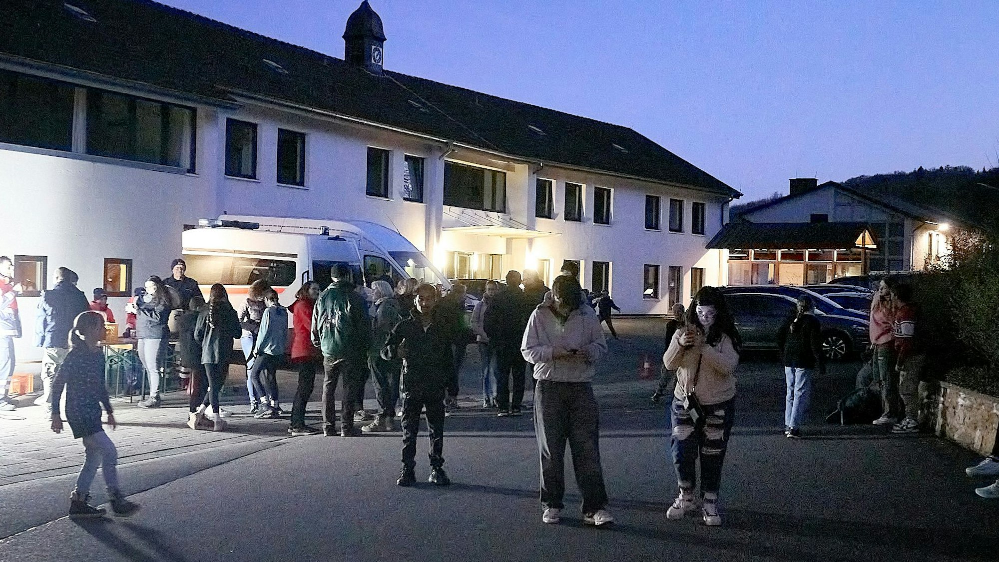 Jugendliche stehen vor dem Hermann-Josef-Haus.