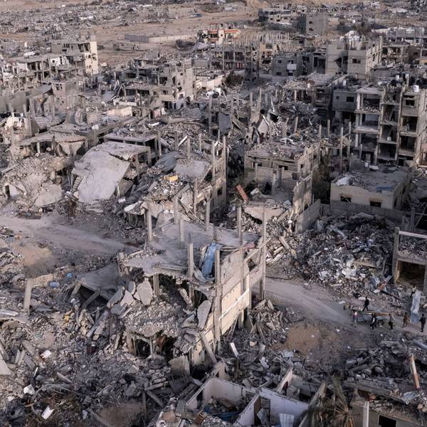 Ein von einer Drohne aufgenommenes Luftbild zeigt Palästinenser in der Ruinenlandschaft der Stadt Rafah im Süden des Gazastreifens. Sie wurde durch israelische Angriffe in Schutt und Asche gelegt. (Archivbild)