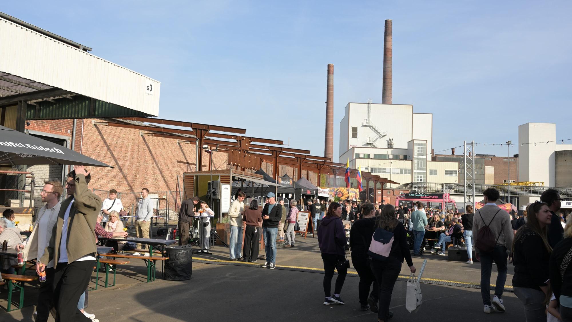 Das Foto zeigt Industriehallen von Zanders