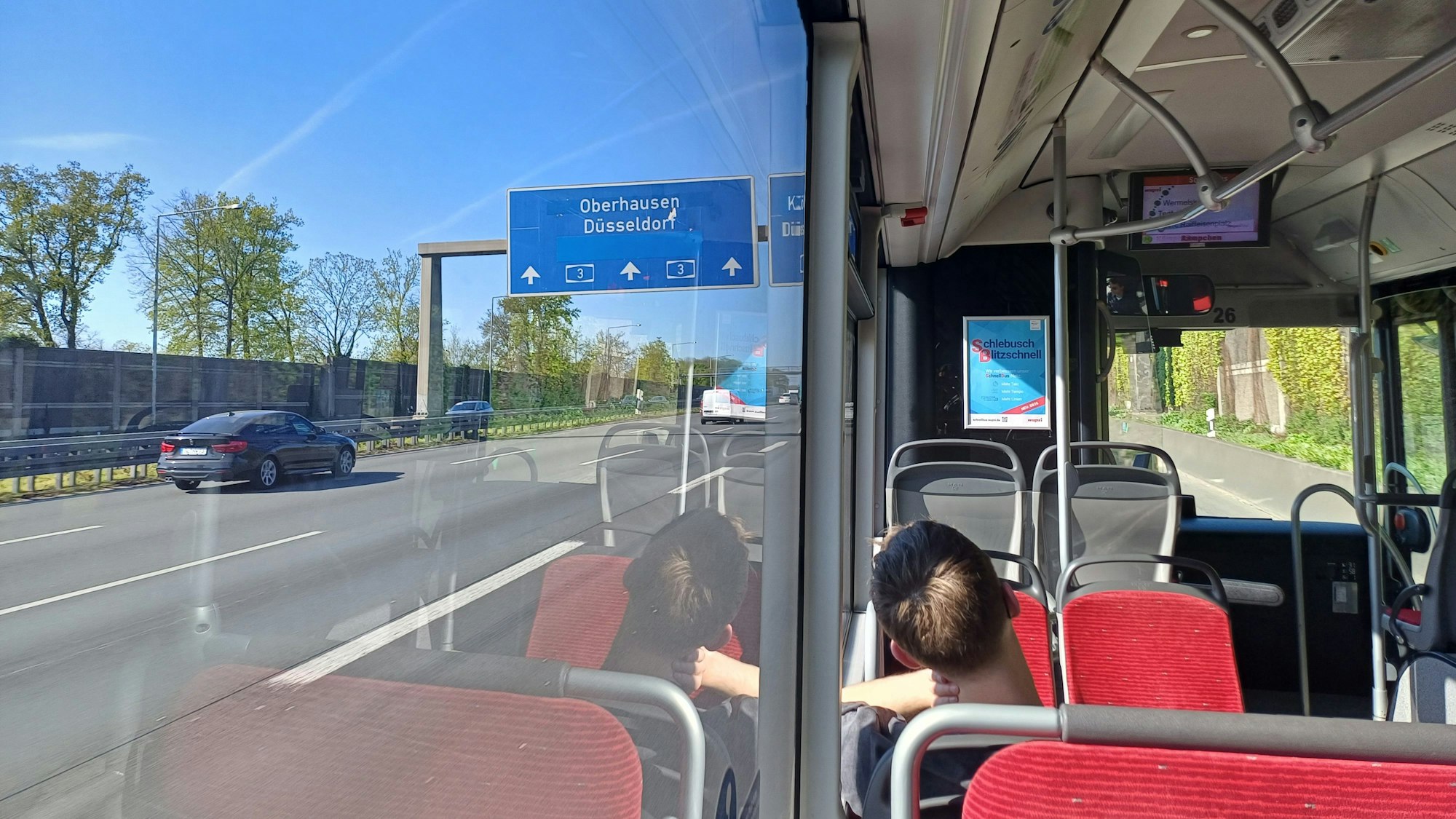 Ein Bus fährt über die Autobahn.