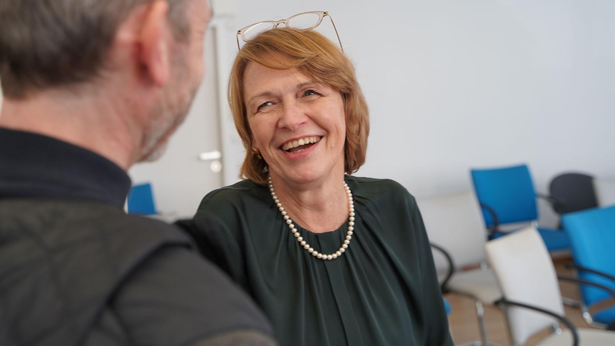 Das Foto zeigt Unicef-Schirmherrin Elke Büdenbender beim Besuch der Kölner Zentrale des UN-Kinderhilfswerk
