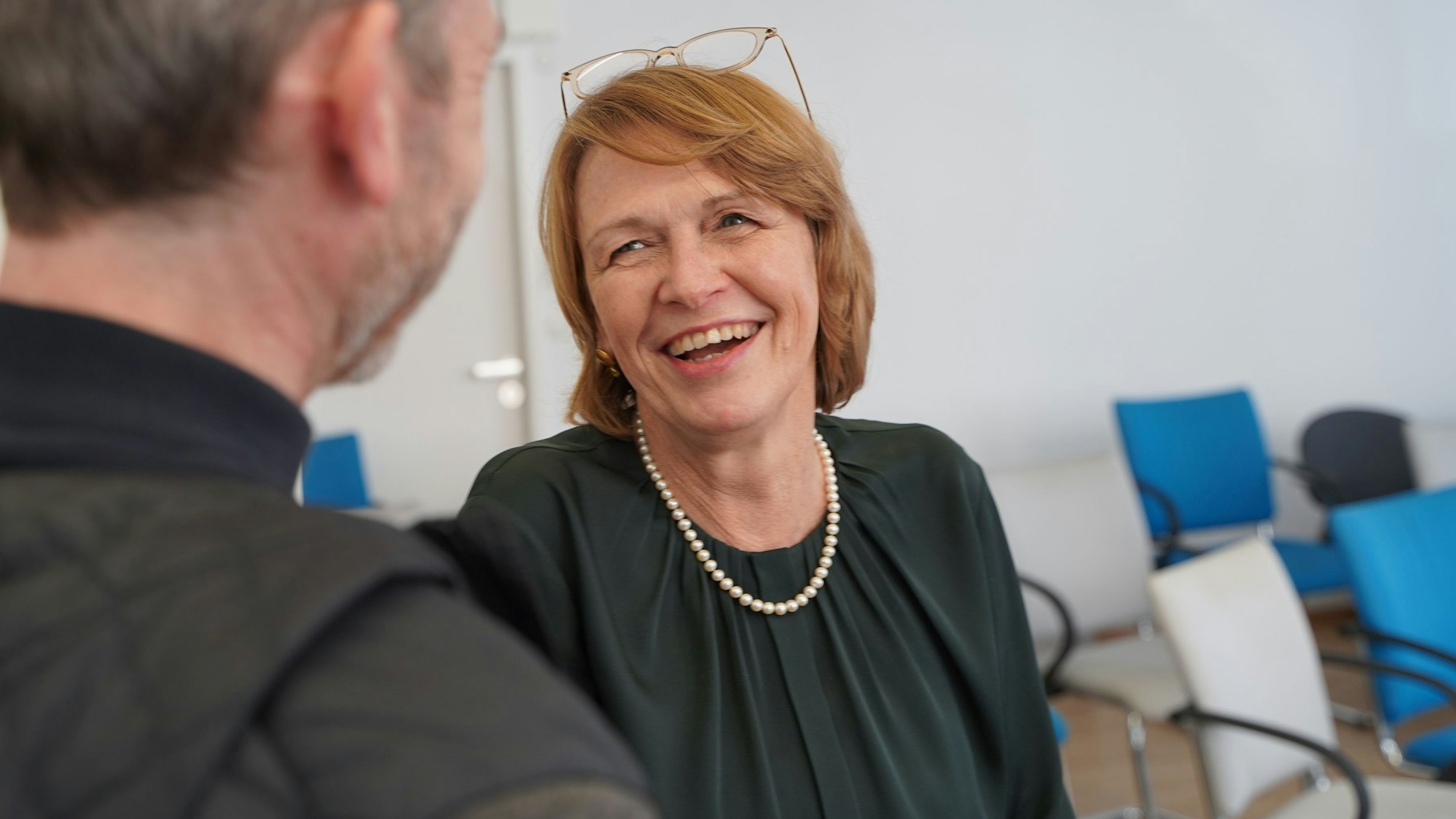 Das Foto zeigt Unicef-Schirmherrin Elke Büdenbender beim Besuch der Kölner Zentrale des UN-Kinderhilfswerk