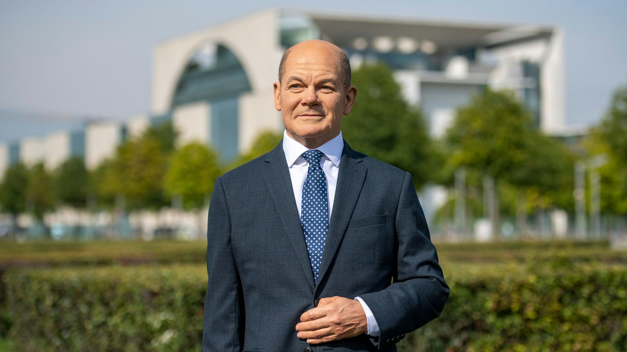 Die Scholz-Figur bei ihrer Enthüllung im Jahr 2022 vor dem Kanzleramt. Acht Monate lang war daran gearbeitet worden.