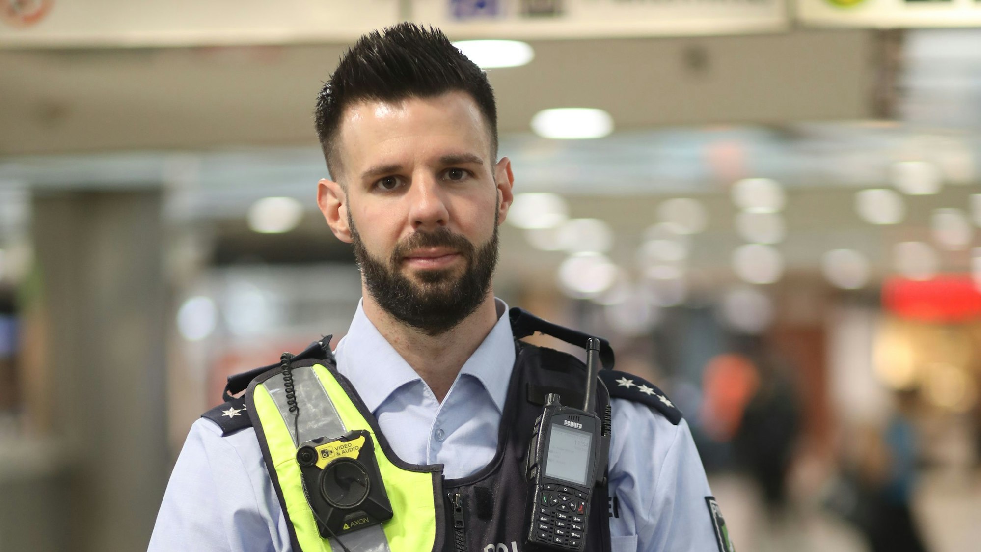 Oberkommissar Jannick Runde in der Hugo Passage am Neumarkt.